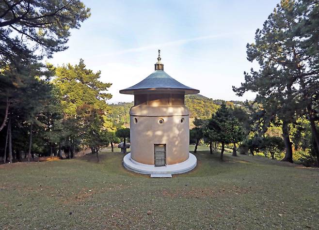 Mannyeongdang, a charnel house for Sorokdo residents, sits on a hill in the island’s residential area in Goheung County, South Jeolla. [PARK SANG-MOON]