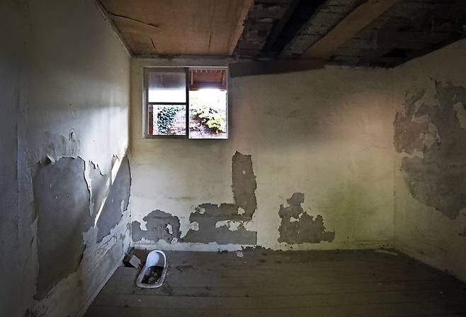 A cell inside the detention center at the former Sorokdo Rehabilitation Center in Goheung County, South Jeolla [PARK SANG-MOON]
