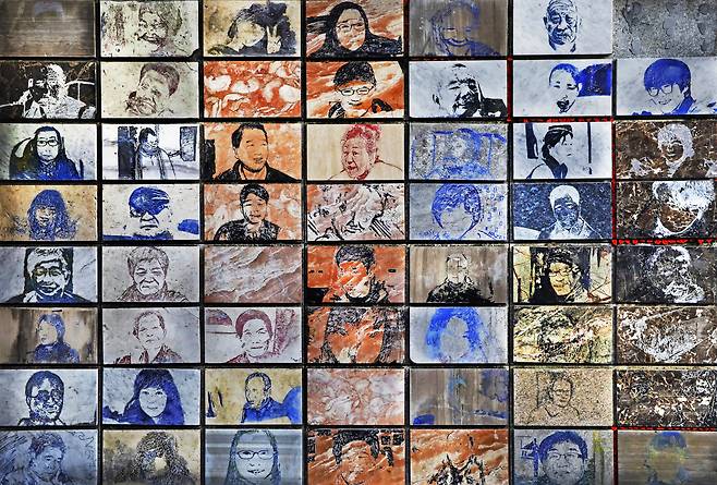 A mural of Sorok Island residents, including people who overcame leprosy and staff members, is displayed on a wall on Sorok Island in Goheung County, South Jeolla. [PARK SANG-MOON]