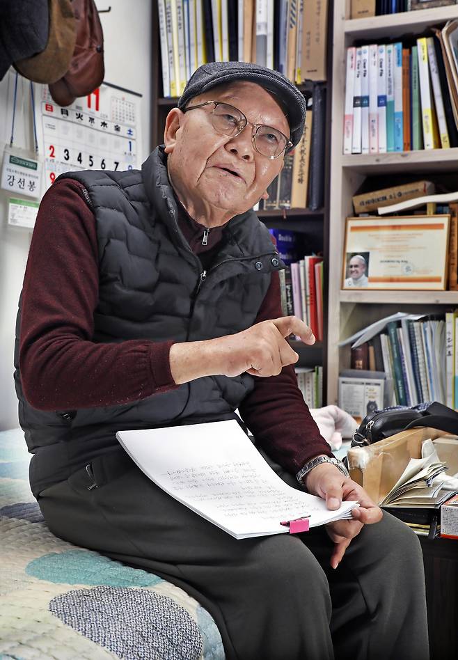 Kang Seon-bong, 86, speaks during an interview with the Korea JoongAng Daily at his residence on Sorok Island in Goheung County, South Jeolla, on Nov. 6. [PARK SANG-MOON]