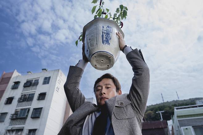 Still from director Park Chan-wook's black comedy film ″No Other Choice″ [CJ ENM]