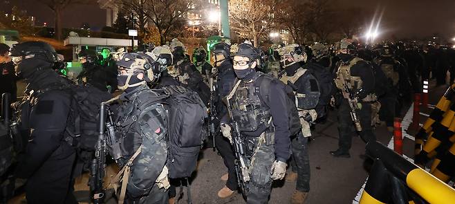 Armed martial law troops leave the National Assembly, western Seoul, after lawmakers voted to call off martial law on Dec. 4, 2024. [NEWS1]