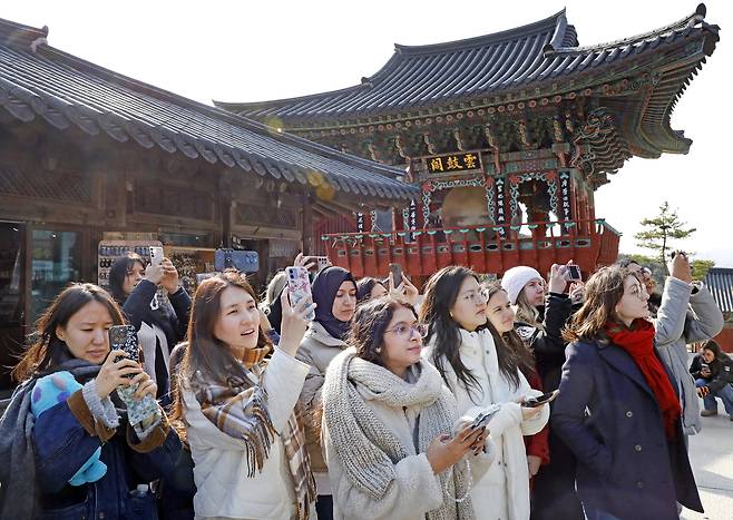 Students take photos of the Hwaeom Temple on Dec. 2. [PARK SANG-MOON]