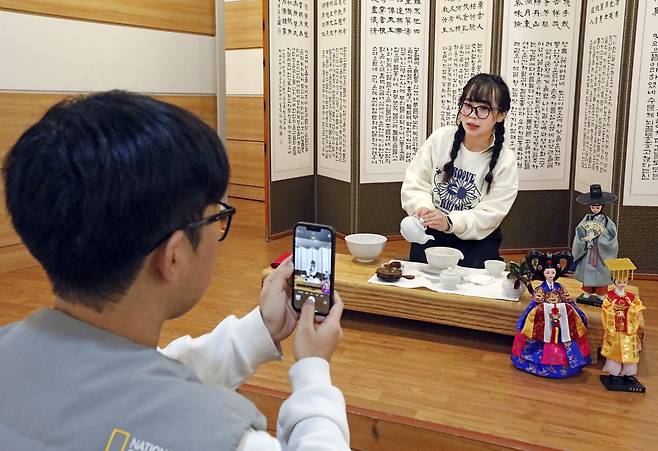 A student poses for a photo at the Hadong Tea Museum on Dec. 3. [PARK SANG-MOON]