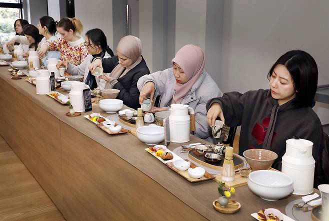 Students brew their own tea during the tea ceremony experience at the Hadong Tea Museum on Dec. 3. [PARK SANG-MOON]