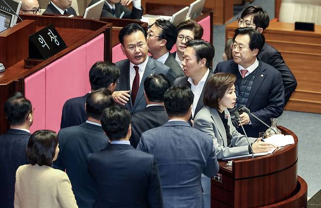 Lawmakers shout at each other as Rep. Na Kyung-won of the People Power Party continues her filibuster against a franchise business bill at the National Assembly in western Seoul on Dec. 9. [KIM SEONG-RYONG]
