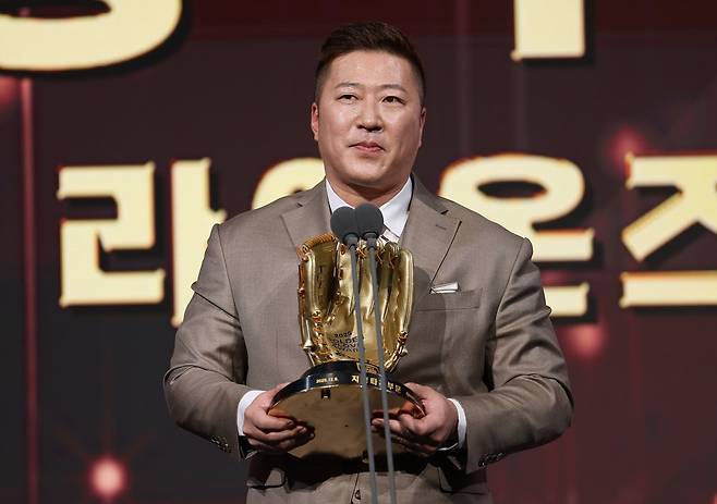 최형우(삼성 라이온즈)가 11일 서울 롯데호텔 월드에서 열린 2025 KBO 골든글러브 시상식에서  지명타자 부문 골든글러브를 수상한 뒤 소감을 말하고 있다. 연합뉴스