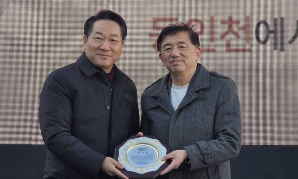 8일 송현자유시장 철거 착공식에서에서 신광철 송현자유시장상인회 회장이 유정복 인천시장(왼쪽)에게 감사패를 전달하고 있다. 장민재기자