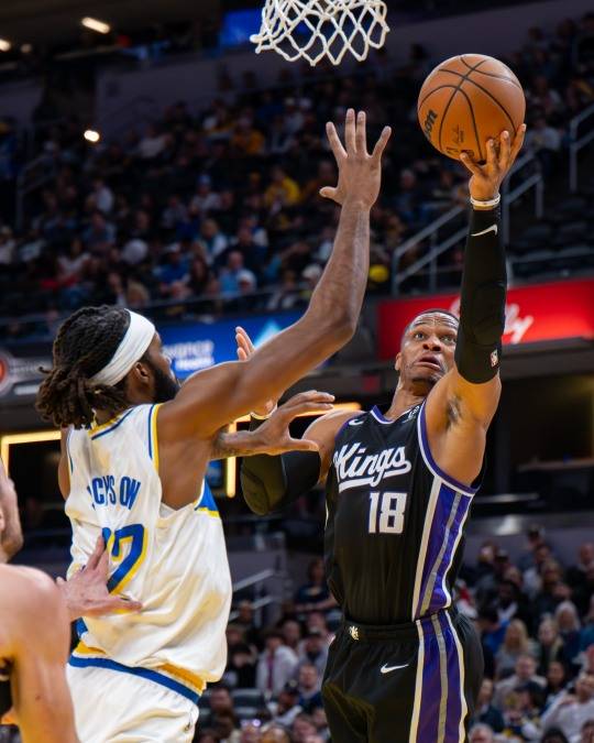 러셀 웨스트브룩(18번)의 슛. 사진[AP=연합뉴스]