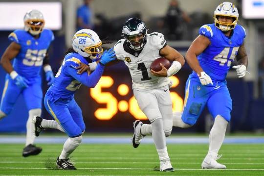 상대 수비를 뚫고 달리는 필라델피아 쿼터백 제일런 허츠. 사진[Imagn Image=연합뉴스]