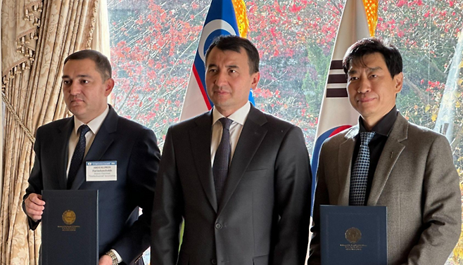 9일 로보티즈와 우즈베키스탄 우즈엘텍사노아트 측이 서울 중구 신라호텔에서 로보티즈의 우즈벡 현지 로봇 생산시설 확충을 위한 협력 서명식을 진행한 뒤 기념촬영을 하고 있다. 사진 왼쪽부터 파리둔 압둘리모프 우즈엘텍사노아트 부회장, 잠시드 압두하키모비치 호자예프 우즈벡 경제부총리 , 김병수 로보티즈 대표. [사진제공=로보티즈]