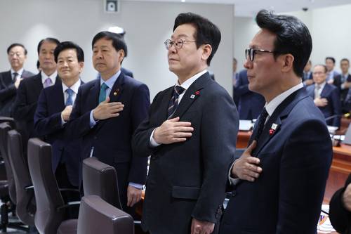 이재명 대통령이 9일 서울 용산 대통령실에서 열린 제53회 국무회의에서 국민의례를 하고 있다. [김호영기자]