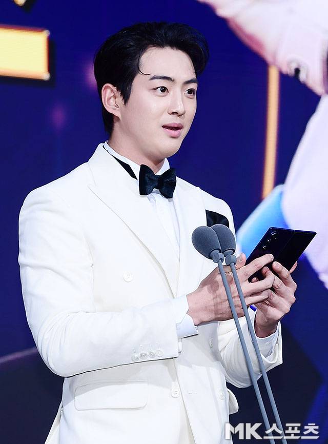 디아즈의 골든글러브를 대리 수상하고 있는 구자욱. 사진(잠실 서울)=김영구 기자