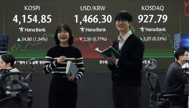 [서울=뉴시스] 김진아 기자 = 8일 서울 중구 하나은행 딜링룸에서 딜러들이 업무를 보고 있다.   코스피는 전 거래일(4100.05)보다 54.80포인트(1.34%) 오른 4154.85에, 코스닥 지수는 전 거래일(924.74)보다 3.05포인트(0.33%) 상승한 927.79에 거래를 종료했다.2025.12.08. bluesoda@newsis.com /사진=김진아