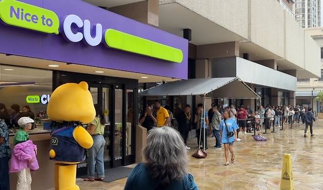 미국 하와이에 첫 출점한 CU 다운타운점 앞에 고객이 긴 대기 줄을 서 있는 모습. /사진제공=BGF리테일