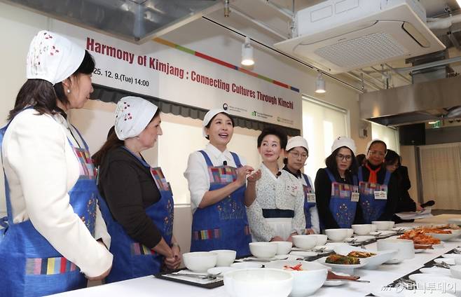 [서울=뉴시스] 고범준 기자 = 김혜경 여사가 9일 서울 종로구 북촌 한식문화공간 이음에서 열린 주한대사 배우자 초청 김장 행사에서 김치를 설명하고 있다. 2025.12.09. bjko@newsis.com /사진=고범준