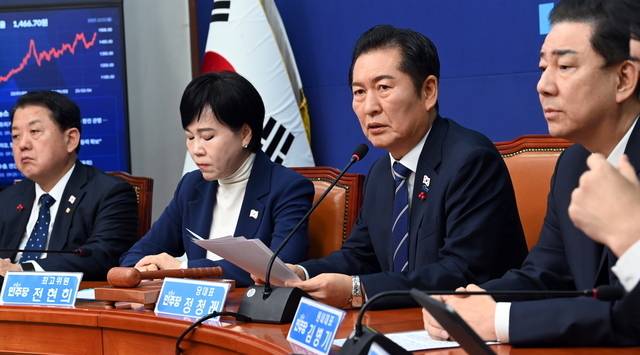 정청래(오른쪽 두번째)더불어민주당 당대표가 1일 오전 국회에서 열린 최고위원회의에서 발언하고 있다. 곽성호기자