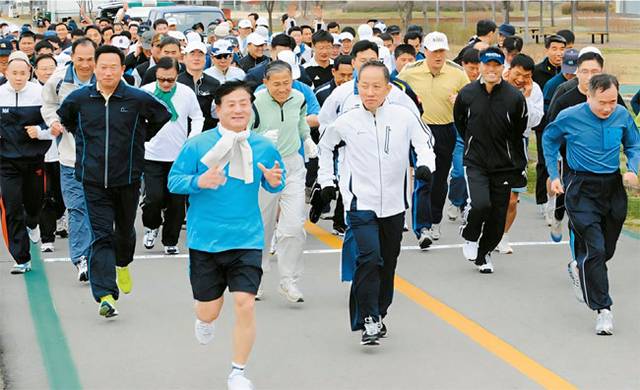 합참이 지난 2009년 주최한 단축마라톤 대회에서 김태영(오른쪽) 당시 합참의장이 장병 및 군무원과 함께 힘차게 달리고 있다.  합참 제공