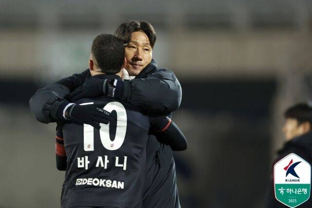 바사니와 이영민 감독/한국프로축구연맹