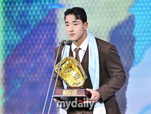 KT 안현민이 1일 오전 서울 광장동 비스타 워커힐 서울에서 진행된 '2025 리얼글러브 어워드(REAL GLOVE AWARD)'에서 외야수상을 수상하고 있다. 리얼글러브 어워드는 한국 프로야구 선수들이 직접 투표를 통해 동료 선수들의 활약을 평가하고 각 포지션별 최고의 선수를 선정하는 국내 유일의 선수 주도형 시상식으로, 선수들 스스로 한 해 동안 가장 뛰어난 활약을 펼친 동료를 평가하고 인정하는 자리다./마이데일리