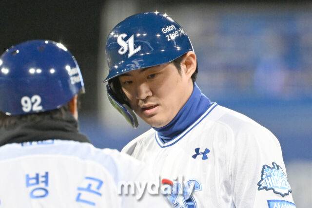 22일 대구 삼성라이온즈파크에서 열린 '2025 신한 SOL BANK KBO 포스트 시즌' 삼성 라이온즈와 한화 이글스 플레이오프(PO) 4차전 경기. 삼성 구자욱이 1회말 2사에 안타를 친 후 기뻐하고 있다./마이데일리