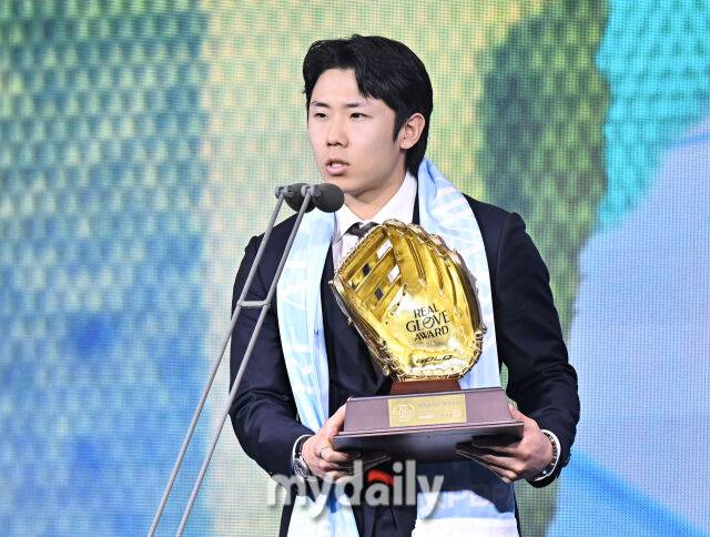 삼성 김성윤이 1일 오전 서울 광장동 비스타 워커힐 서울에서 진행된 '2025 리얼글러브 어워드(REAL GLOVE AWARD)'에서 외야수상을 수상하고 있다. 리얼글러브 어워드는 한국 프로야구 선수들이 직접 투표를 통해 동료 선수들의 활약을 평가하고 각 포지션별 최고의 선수를 선정하는 국내 유일의 선수 주도형 시상식으로, 선수들 스스로 한 해 동안 가장 뛰어난 활약을 펼친 동료를 평가하고 인정하는 자리다./마이데일리