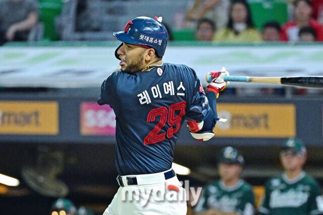 5일 인천 SSG랜더스필드에서 열린 '2025 신한 SOL BANK KBO리그' 롯데 자이언츠와 SSG 랜더스 경기. 롯데 레이예스가 5회초 2사 만루에 1타점 적시타를 치고 있다./마이데일리