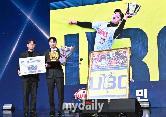 LG 트윈스 박해민이 9일 서울 송파구 잠실동 롯데호텔 월드에서 진행된 2025 신한은행 SOL 뱅크 KBO 골든글러브 시상식에서 골든포토상을 수상하며 한국스포츠사진기자회 지형준 회장과 기념촬영을 하고 있다./잠실=송일섭 기자