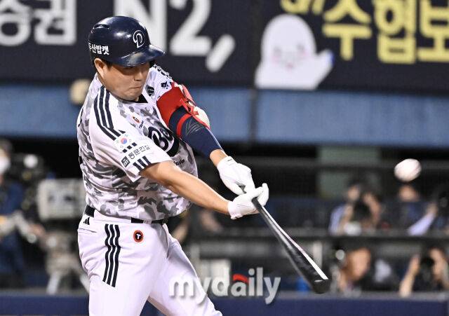 10일 오후 서울 잠실야구장에서 진행된 '2025 프로야구 KBO리그' 두산베어스와 LG트윈스의 경기. 두산 양의지가 2회초 2루타를 터뜨리고 있다./마이데일리