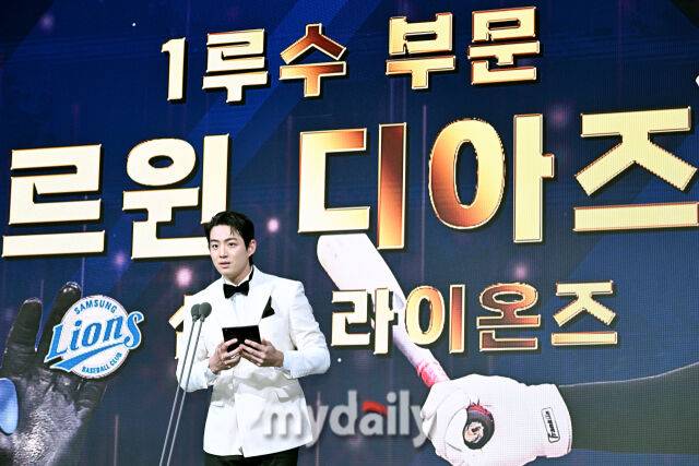 삼성 구자욱이 9일 오후 서울 잠실 롯데호텔에서 진행된 '2025 KBO 골든글러브 시상식'에서 디아즈의 1루수 부문 골든글러브상을 대리 수상하고 있다./잠실=송일섭 기자