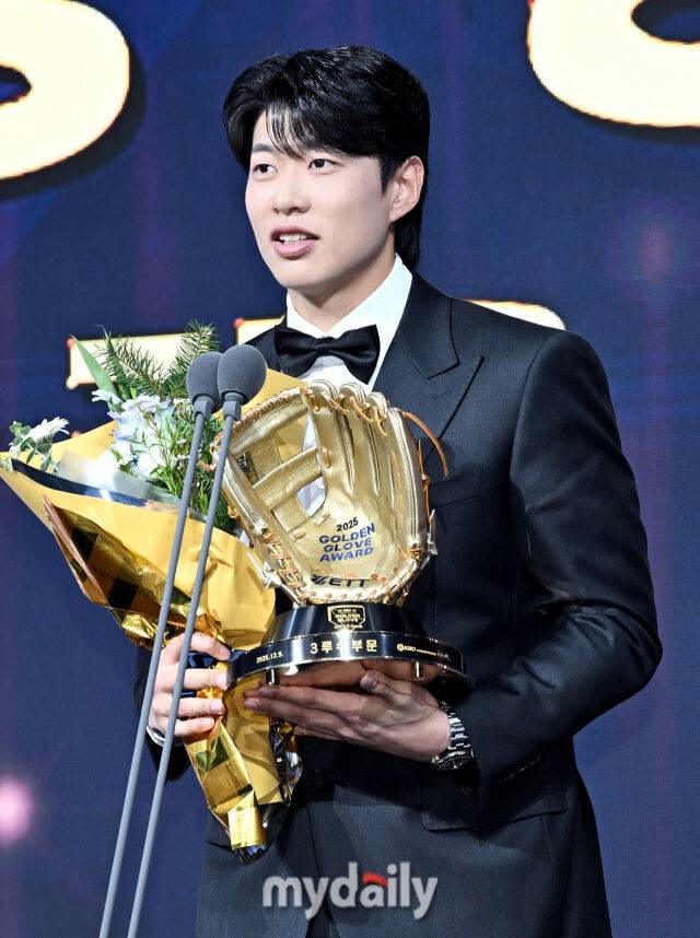 키움 송성문이 9일 오후 서울 잠실 롯데호텔에서 진행된 '2025 KBO 골든글러브 시상식'에서 3루수 부문 골든글러브를 수상하고 있다./잠실=송일섭 기자