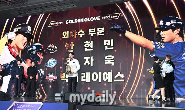 삼성 구자욱, KT 안현민, 롯데 레이예스가 9일 오후 서울 잠실 롯데호텔에서 진행된 '2025 KBO 골든글러브 시상식'에서 외야수 골든글러브를 수상하고 있다. 포지션별 최고 선수를 가리는 '2025 KBO 골든글러브 시상식'은 투수와 포수, 지명타자, 1루수, 2루수, 3루수, 유격수, 외야수(3명) 등 총 10개 부문에 걸쳐 최고의 선수를 가린다./잠실=송일섭 기자