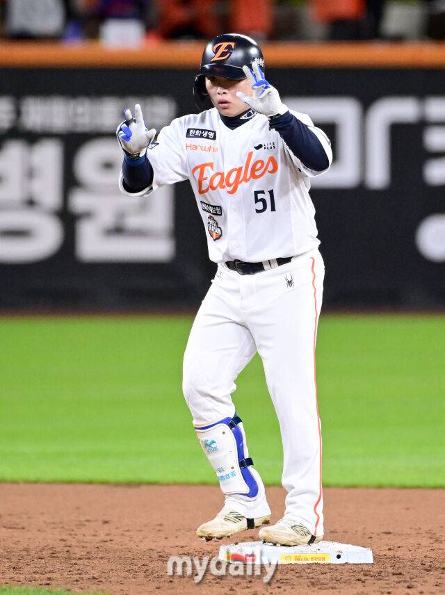 2025년 10월 24일 오후 대전한화생명볼파크에서 열린 '2025 신한 SOL BANK KBO 포스트 시즌' 삼성 라이온즈와 한화 이글스의 플레이오프(PO) 5차전 경기. 한화 문현빈이 3회말 1사 후 2루타를 친 뒤 기뻐하고 있다./마이데일리