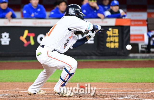 2025년 10월 24일 오후 대전한화생명볼파크에서 열린 '2025 신한 SOL BANK KBO 포스트 시즌' 삼성 라이온즈와 한화 이글스의 플레이오프(PO) 5차전 경기. 한화 문현빈이 1회말 무사 1.2루서 희생 번트를 하고 있다./마이데일리