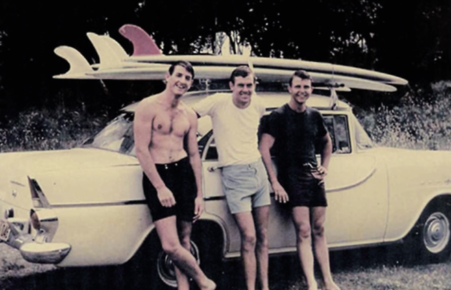 미국 어그 창립자 브라이언 스미스(맨왼쪽)와 그의 친구들  [브라이언 스미스 공식 홈페이지]