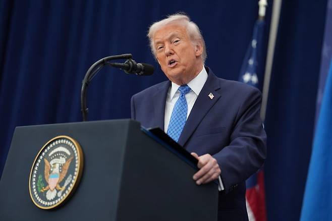 [워싱턴=AP/뉴시스]도널드 트럼프 미국 대통령이 4일(현지 시간) 미국 워싱턴DC 도널드 J. 트럼프 평화연구소에서 르완다와 콩고민주공화국(민주콩고) 평화협정 서명식을 열고 연설하고 있다. 2025.12.05.