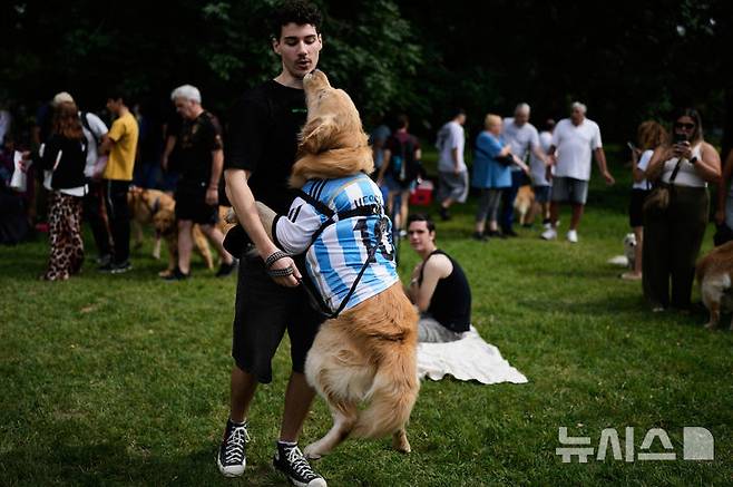 [부에노스아이레스=AP/뉴시스] 8일(현지 시간) 아르헨티나 부에노스아이레스 팔레르모 공원에서 열린 세계에서 가장 많은 골든 리트리버가 한자리에 모이는 세계 기록 도전 행사에 참가한 참가자들이 반려견과 즐거운 시간을 보내고 있다. 2025.12.09.