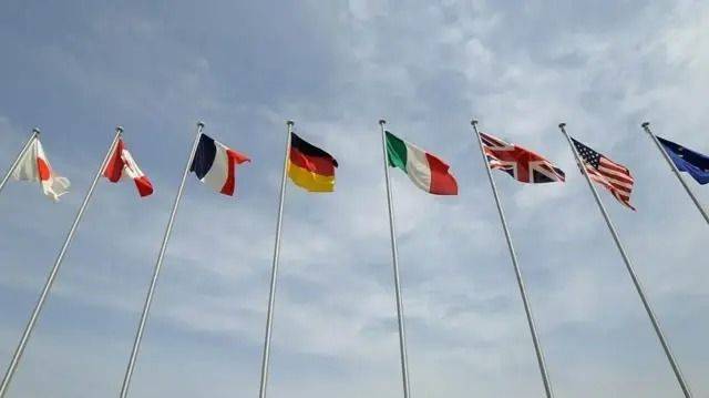 [서울=뉴시스]주요 7개국(G7) 회원국들의 국기. 왼쪽부터 일본, 캐나다, 프랑스, 독일, 이탈리아, 영국, 미국과 유럽연합(EU) 국기. (출처=튀르키예 예니사팍 홈페이지) 2025.12.9. *재판매 및 DB 금지