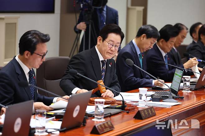 [서울=뉴시스] 고범준 기자 = 이재명 대통령이 9일 서울 용산 대통령실 청사에서 열린 국무회의에서 의사봉을 두드리고 있다. (대통령실통신사진기자단) 2025.12.09. bjko@newsis.com