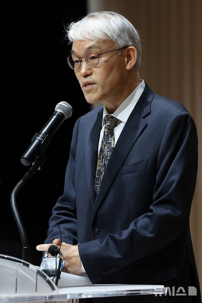 [서울=뉴시스] 조성우 기자 = 천대엽 법원행정처장이 9일 오전 서울 서초구 서울법원종합청사 청심홀에서 열린 '국민을 위한 사법제도 개편' 공청회에서 개회사를 하고 있다. 2025.12.09. xconfind@newsis.com