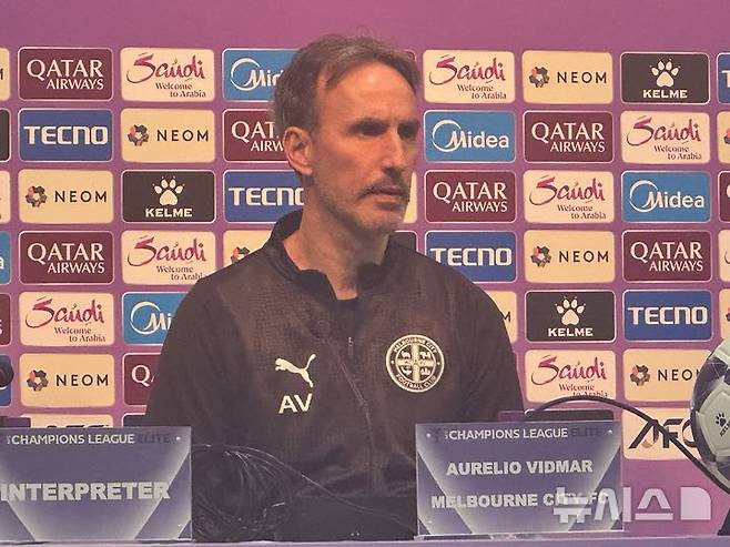 [서울=뉴시스] 김진엽 기자= 호주 프로축구 A리그 멜버른 시티의 오렐리오 비드마 감독이 9일 오후 4시30분 서울월드컵경기장에서 열린 프로축구 K리그1 FC서울과의 2025~2026시즌 아시아축구연맹(AFC) 챔피언스리그 엘리트(ACLE) 리그 스테이지 6차전 경기 전 기자회견에 자리해 질문에 답하고 있다. wlsduq123@newsis.com 2025.12.09.