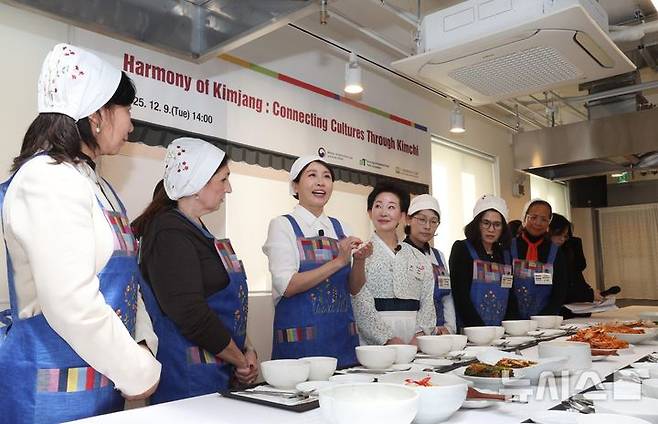 [서울=뉴시스] 고범준 기자 = 김혜경 여사가 9일 서울 종로구 북촌 한식문화공간 이음에서 열린 주한대사 배우자 초청 김장 행사에서 김치를 설명하고 있다. 2025.12.09. bjko@newsis.com