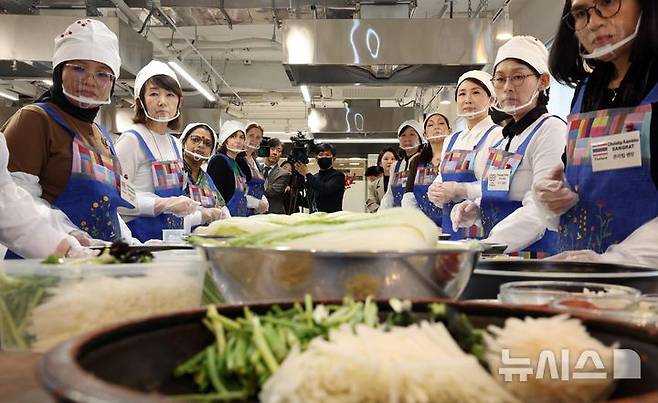 [서울=뉴시스] 고범준 기자 = 김혜경 여사가 9일 서울 종로구 북촌 한식문화공간 이음에서 열린 주한대사 배우자 초청 김장 행사에서 주한 외국대사 배우자들과 함께 이하연 명인의 설명을 듣고 있다. 2025.12.09. bjko@newsis.com