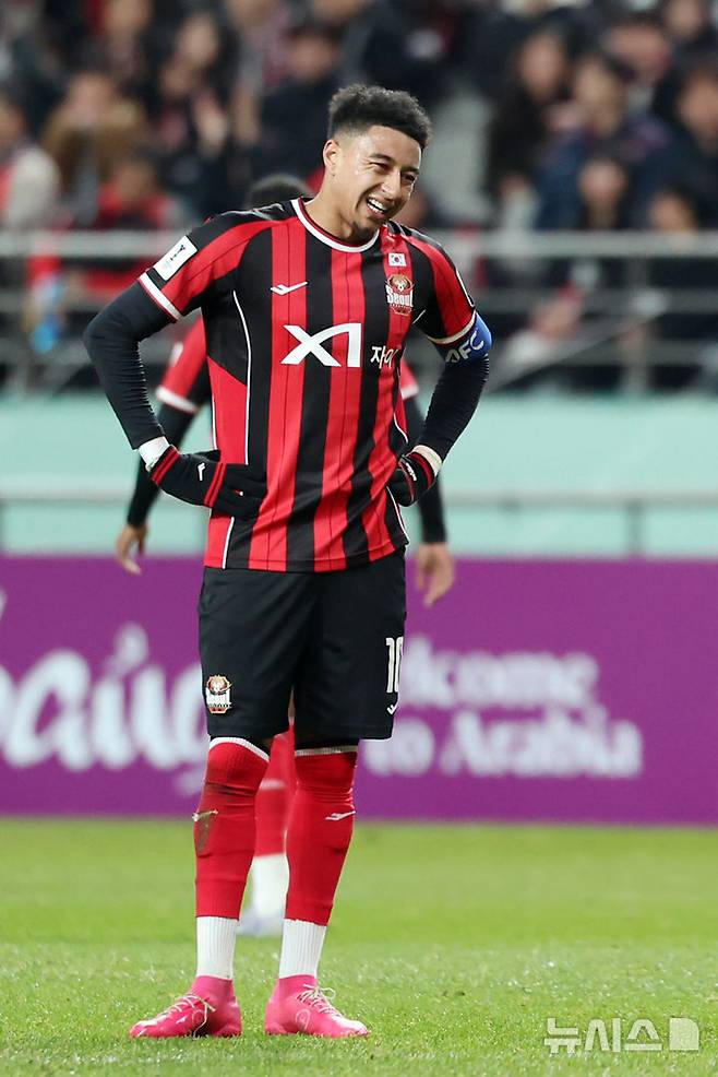 [서울=뉴시스] 조성우 기자 = 4일 오후 서울 마포구 서울월드컵경기장에서 열린 2025-2026 아시아축구연맹(AFC) 챔피언스리그 엘리트(ACLE) 리그 스테이지 4차전 FC서울과 청두 룽청의 경기 전반전, FC서울 제시 린가드가 슛이 빗나가자 아쉬운 표정을 짓고 있다. 2025.11.04. xconfind@newsis.com