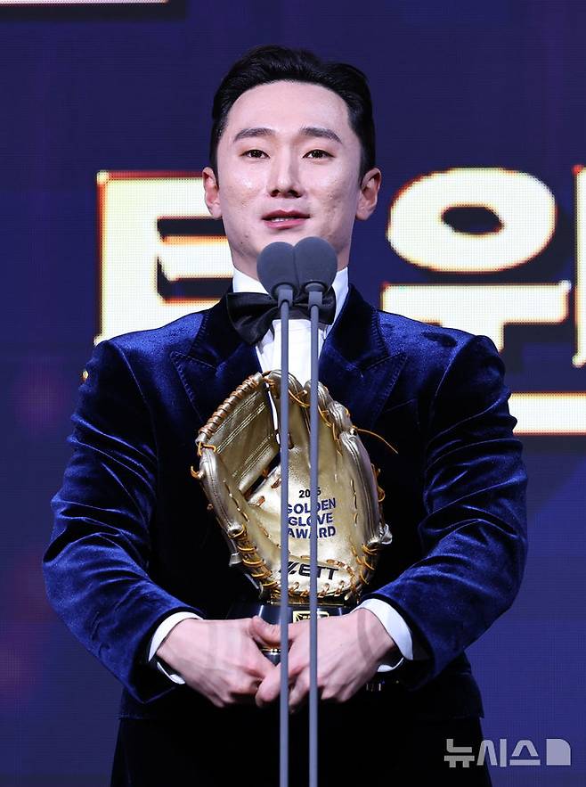 [서울=뉴시스] 최진석 기자 = LG 트윈스 신민재가 9일 서울 송파구 롯데호텔 월드에서 열린 '2025 KBO 골든글러브 시상식'에서 2루수 골든글러브를 수상 후 소감을 밝히고 있다. 2025.12.09. myjs@newsis.com