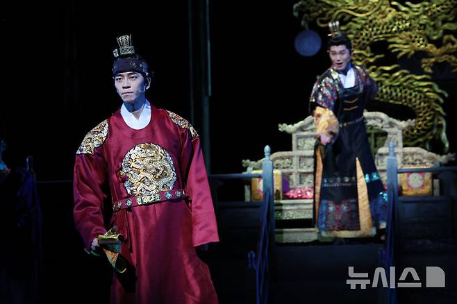 [서울=뉴시스] 박진희 기자 = 뮤지컬 '한복 입은 남자' 출연 배우들이 9일 서울 중구 충무아트센터 대극장에서 주요 장면 시연을 하고 있다. 2025.12.09. pak7130@newsis.com