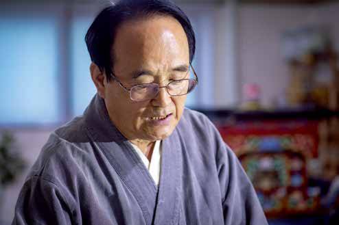 장의사 유재철은 여섯 명의 전직 대통령을 비롯해 수천 명의 장례를 주관했다.