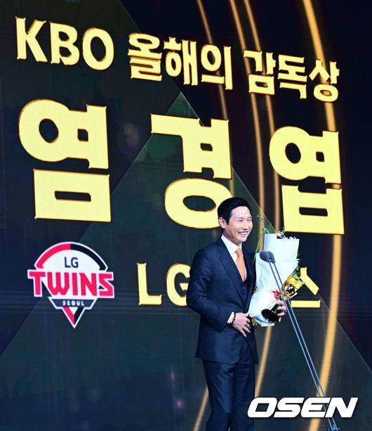 [OSEN=지형준 기자] 9일 오후 서울 송파구 잠실동 롯데호텔 월드에서 2025 신한은행 SOL 뱅크 KBO 골든글러브 시상식이 열렸다.KBO 골든글러브 시상식은 포지션별 최고의 선수를 가리는 자리로 올 시즌의 대미를 장식하는 자리다. LG 염경엽 감독이 KBO 올해의 감독상을 수상하며 소감을 말하고 있다. 2025.12.09 /jpnews@osen.co.kr