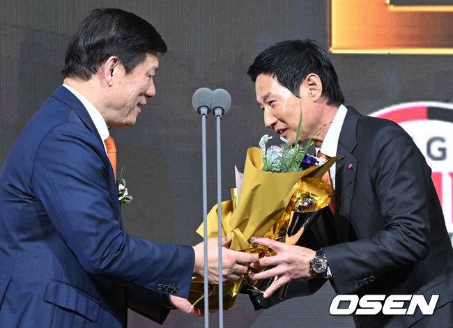 [OSEN=조은정 기자] 9일 오후 서울 송파구 잠실동 롯데호텔 월드에서 2025 신한은행 SOL 뱅크 KBO 골든글러브 시상식이 열렸다.KBO 골든글러브 시상식은 포지션별 최고의 선수를 가리는 자리로 올 시즌의 대미를 장식하는 자리다.&nbsp;KBO 올해의 감독상을 수상한 염경엽 감독이 허구연 총재에게 트로피의 꽃다발을 받고 있다. 2025.12.09 /cej@osen.co.kr