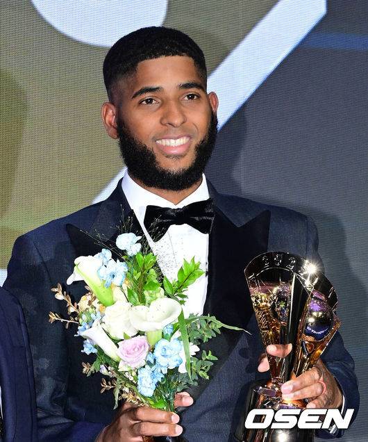 [OSEN=지형준 기자] 24일 오후 서울 잠실 롯데호텔 월드 크리스탈볼룸에서 ‘2025 신한 SOL뱅크 KBO 시상식’이 열렸다.KBO 시상식에서 가장 관심을 모으는 것은 단연 MVP 수상자다. 올해 MVP 레이스는 한화 코디 폰세와 삼성 르윈 디아즈의 2파전이다.&nbsp;KBO 홈런, 타점, 장타율상을 수상한 삼성 디아즈가 포즈를 취하고 있다. 2025.11.24 /jpnews@osen.co.kr